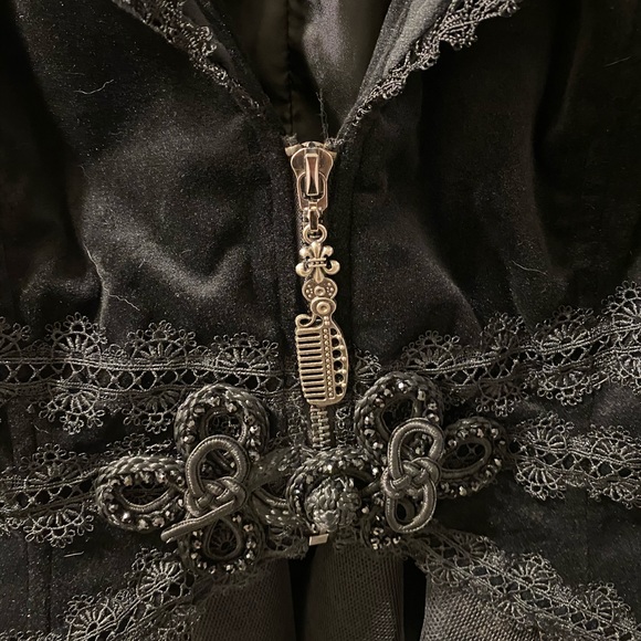 Velvet goth style jacket with lace - Picture 6 of 10